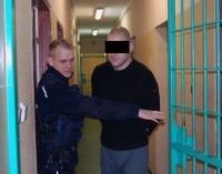 Po pijaku włamał się do 7 samochodów