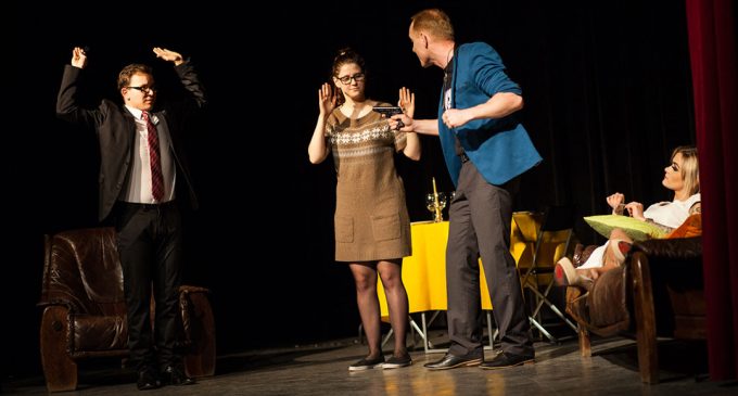 „Pozory mylą” w wykonaniu aktorów z radzymińskiego teatru „Paradoks”