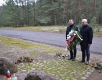 Tłuszcz. Złożenie kwiatów pod pomnikiem ”Wolności i Solidarności” w Rudnikach