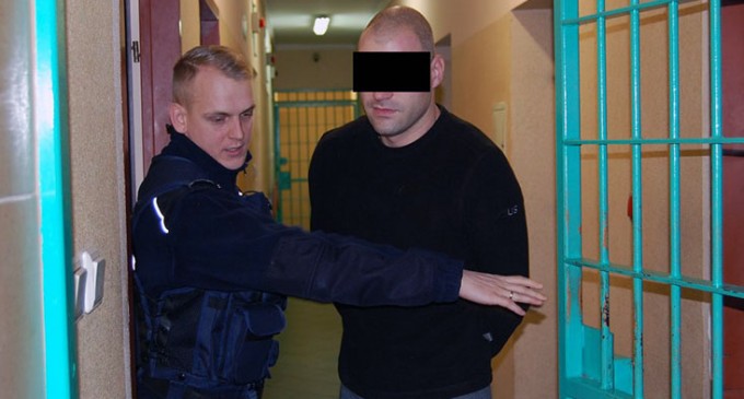 Po pijaku włamał się do 7 samochodów