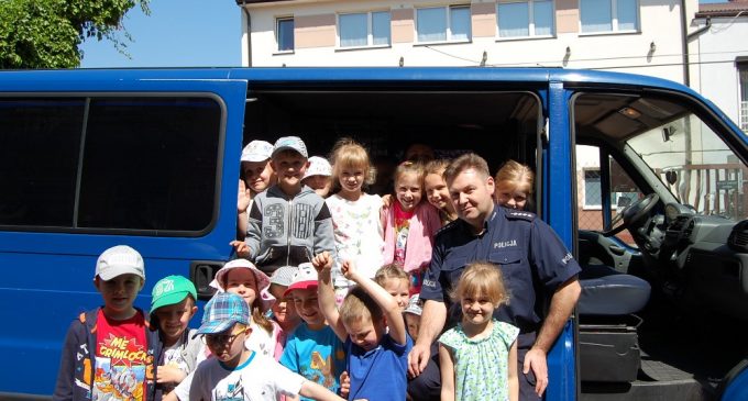 Policjanci odwiedzili przedszkolaków i czytali bajki o bezpieczeństwie