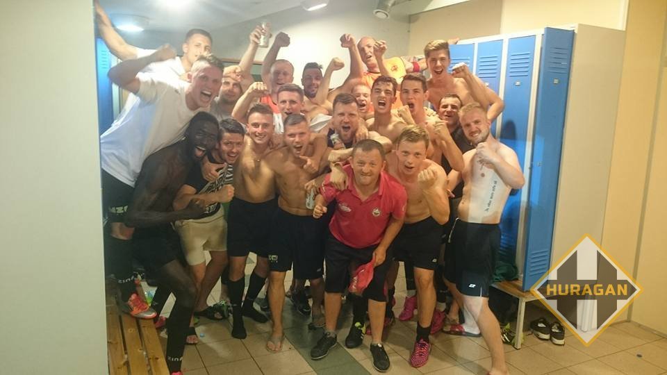 Zawodnicy cieszą się z awansu