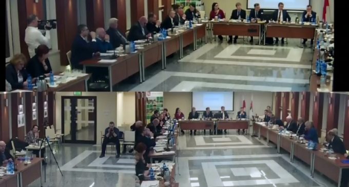 Kulisy symbolicznego obniżenia wynagrodzenia. Żaden radny nie pochwalił Elżbiety Radwan