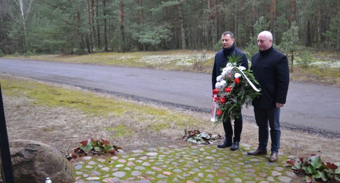 Tłuszcz. Złożenie kwiatów pod pomnikiem ”Wolności i Solidarności” w Rudnikach